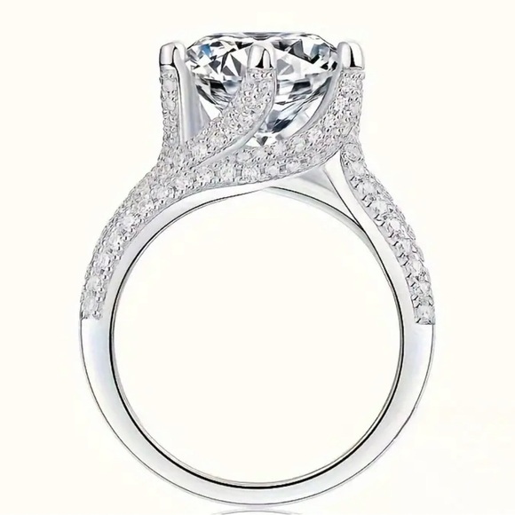 Stunning 5 Carat Moissanite Ring S925 Adjustable Size - Picture 10 of 12